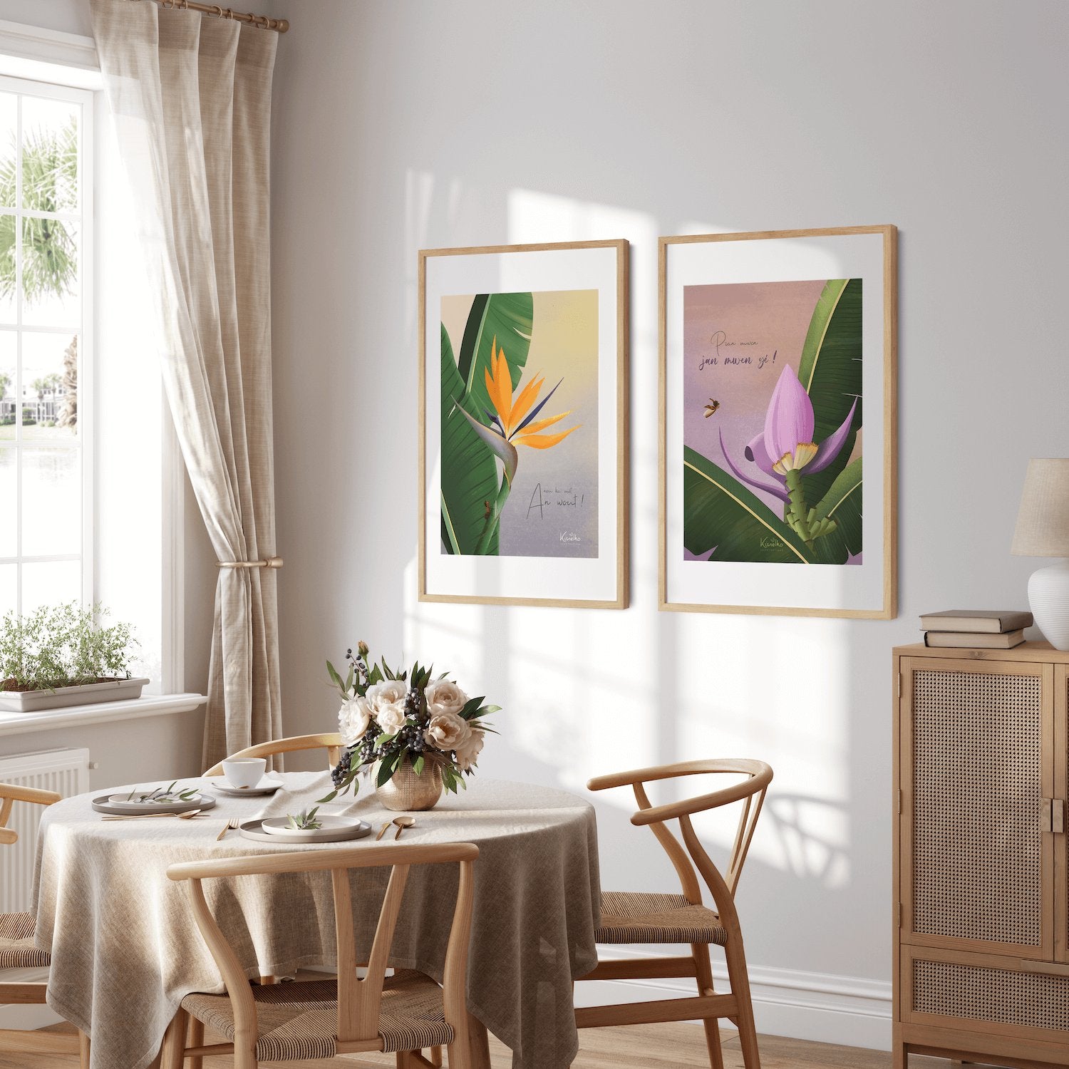 Salon avec canapé, plantes et tableaux d'art au-dessus